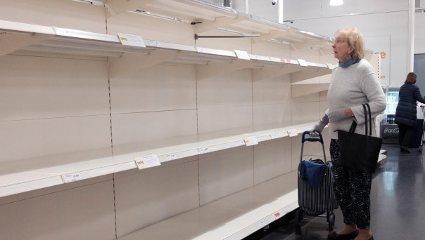 DWN: заполнение полок в немецких магазинах превратилось в «ежедневную борьбу»