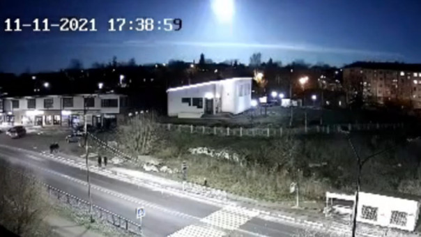 Жители Санкт-Петербурга сняли яркую вспышку на небе