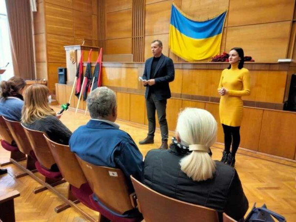 Бандеровские флаги теперь обязаны вывешивать на школах в Черновцах