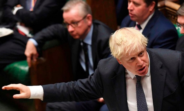 Джонсон в огне. Британцы в ярости из-за рождественской вечеринки на Даунинг-стрит во время запрета даже прощаться с умирающими родственниками