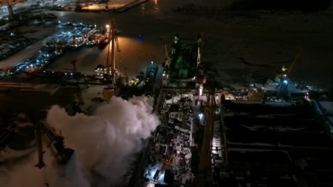 Загоревшийся корвет осматривают следователи и криминалисты