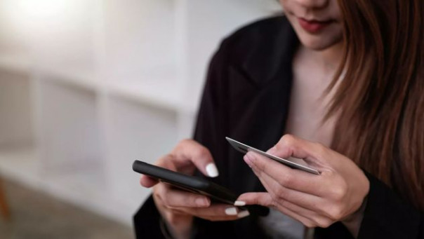 "Можно остаться без квартиры": "Сбер" предупредил о новом виде мошенничества | У петербуржцев похитили миллионы с помощью камеры над банкоматом