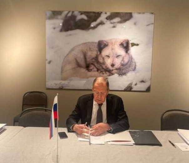 Фото дня. Переговорная комната Сергея Лаврова с многозначительным фото