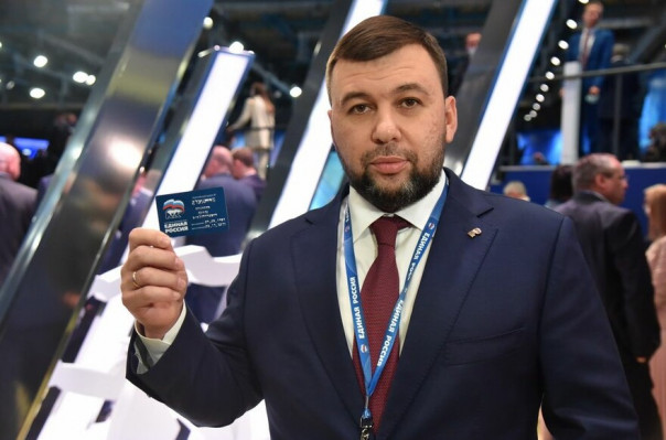 Дмитрий Медведев вручил Главе ДНР партийный билет «Единой России»