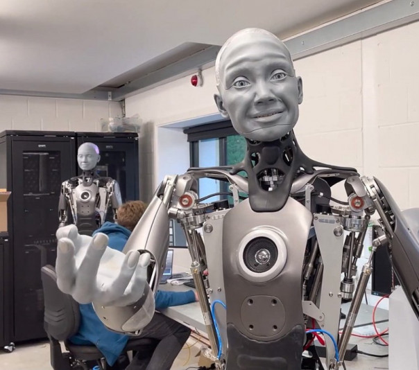 Создан робот, пугающе похожий на человека