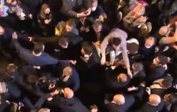 В Париже на кандидата в президенты, объявившего, что выведет страну из НАТО, совершено нападение