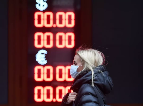 США и Евросоюз рассматривают возможность ограничить обмен рубля, сообщил Блумберг