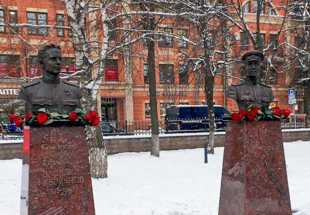 Жители Звенигорода заставили чиновников вернуть на место демонтированные бюсты героев ВОВ