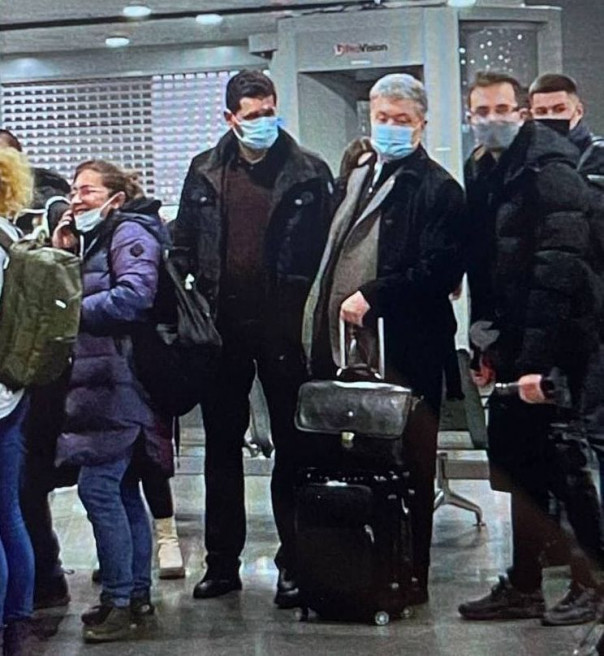 Порошенко покинул Украину после попытки вручить ему повестку