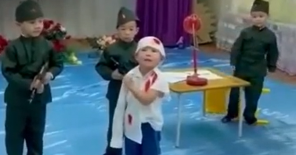В детсаду Казахстана разыграли сценку расстрела студента советскими солдатами