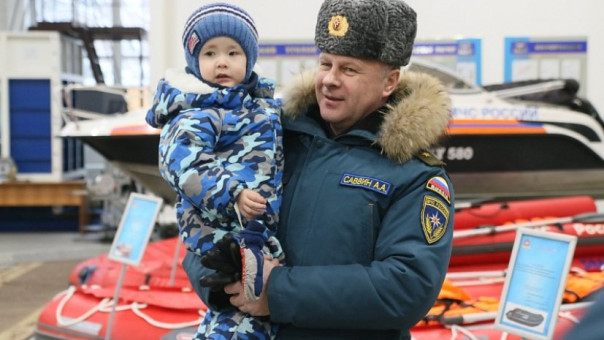 Выживший под завалами дома в Магнитогорске Ваня Фокин встретился со своим спасателем