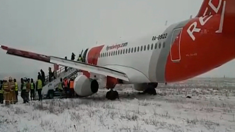 Самолет выкатился за пределы ВПП при посадке в аэропорту Белгорода