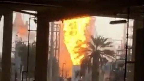 Сильный пожар вспыхнул на НПЗ в Кувейте