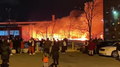 В США вспыхнул крупный склад химикатов