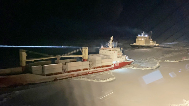 Атомный ледокол «Арктика» провёл сквозь льды караван судов и впервые прошёл до порта Певек на Чукотке