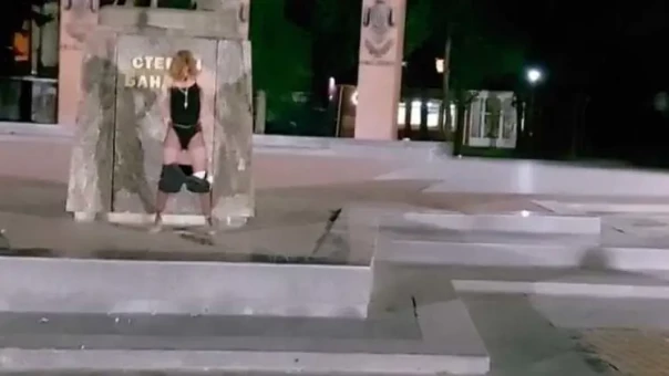 Во Львове женщина справила нужду под памятником Бандере