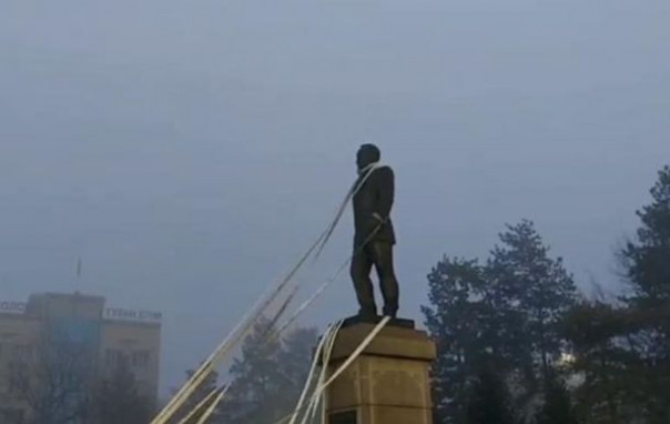 По украинским лекалам: вместо "ленинопада" в Казахстане сносят памятник Назарбаеву