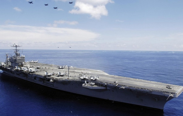 Впервые атомный авианосец в США возглавила женщина