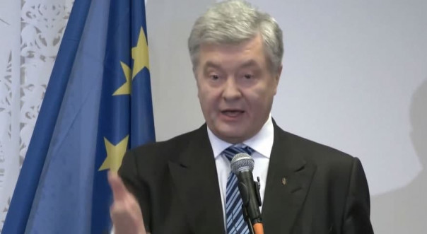 Перед возвращением на Украину Порошенко дал брифинг в Варшаве.