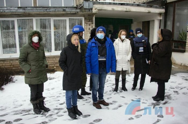 Координатор от ОБСЕ пришла в ужас от увиденного в обстреливаемой ВСУ школе в Золотом-5