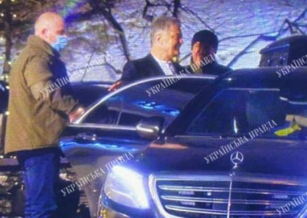 Порошенко отпраздновал решение суда в ресторане под «Батько наш Бандера» дерунами с вином