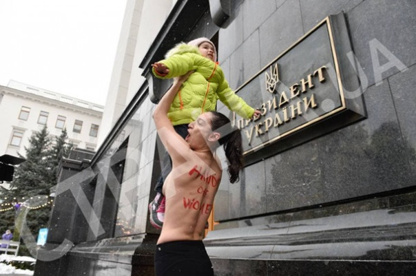 В Киеве активистка Femen с ребенком устроила голую акцию
