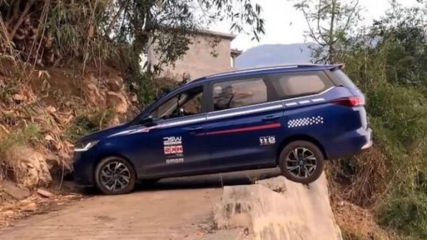 Шокирующий мастер-класс: автомобильный разворот над пропастью в 14 приемов