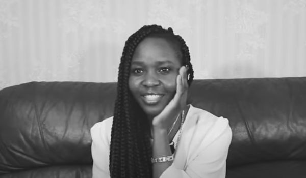 Чернокожая иностранка реагирует на русскую одежду