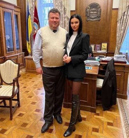 Девушка «чёрная метка»?