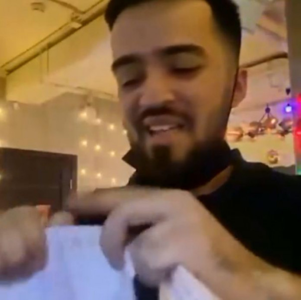 Очередной блогер сходит с ума в погоне за лайками.