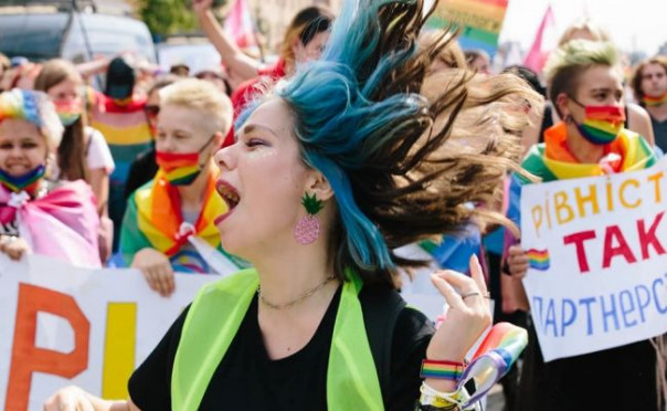 Отбросы маршируют в ногу: В Харькове геи и лесбиянки идут в одном строю с неонацистами