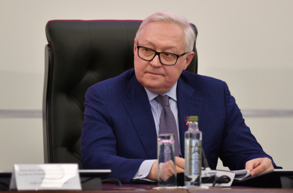 Замглавы МИД России Рябков назвал опасной линию США по военной поддержке Киева