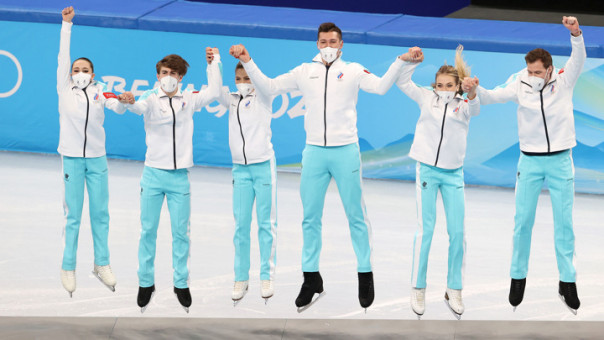 МОК объяснил причину отмены церемонии награждения фигуристов за командный турнир