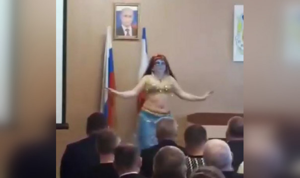 Крымский чиновник исполнил танец живота прямо в здании администрации