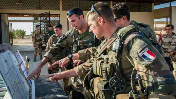 Франция намерена вывести войска с территории Мали