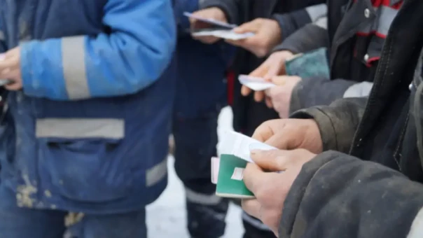 Десятки нелегальных мигрантов задержаны в подпольном отеле в Новосибирске