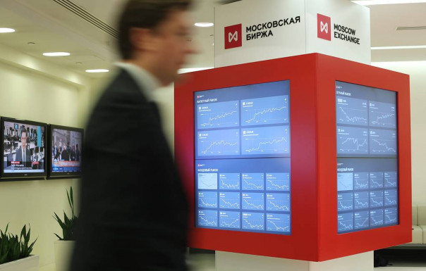 Индексы Мосбиржи и РТС снижаются более чем на 45-48%