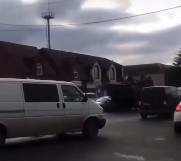 ВСУ в панике давят гражданские машины тяжелой техникой