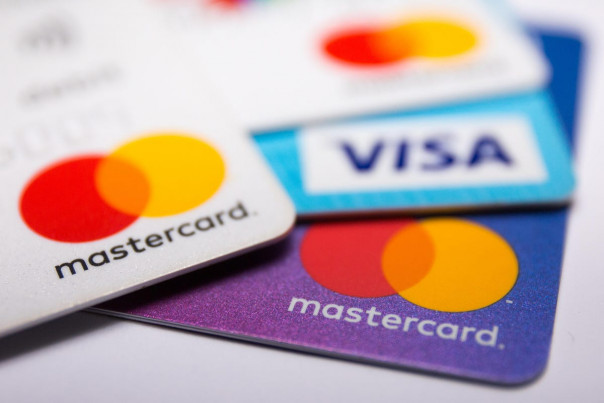 Visa и Mastercard приостанавливают деятельность в России