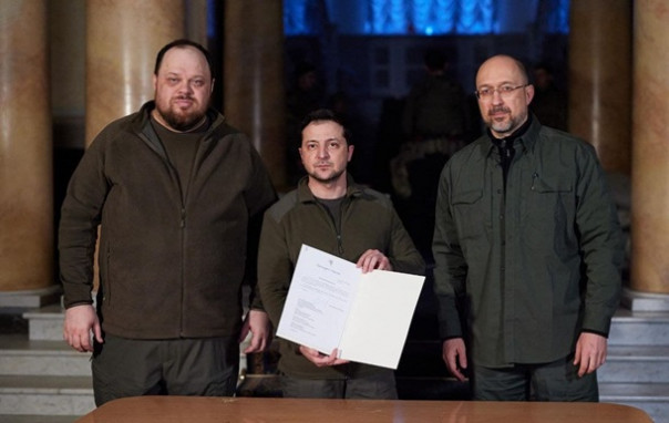 Зеленский подписал заявку Украины на вступление в Европейский союз.