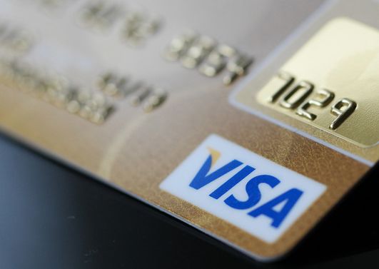 Просто и дешево: банки продлят срок действия карт Visa и Mastercard на 8-10 лет
