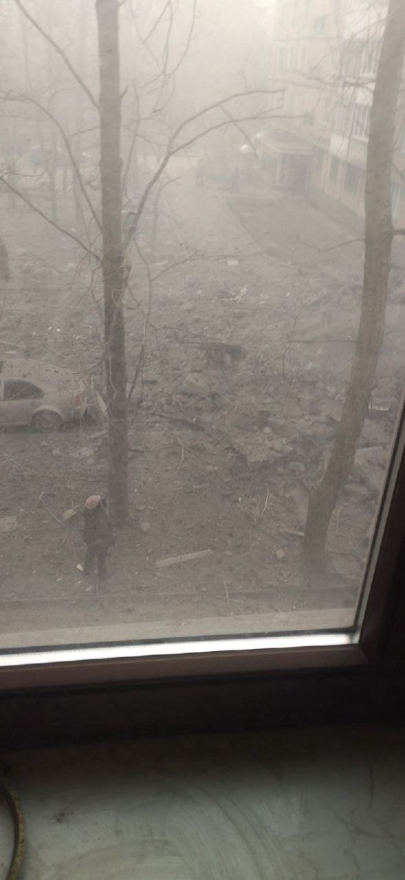 Украинские войска нанесли удар ракетой "Точка-У" по Луганску | Снаряд ВФУ частично разрушил жилой дом в Донецке