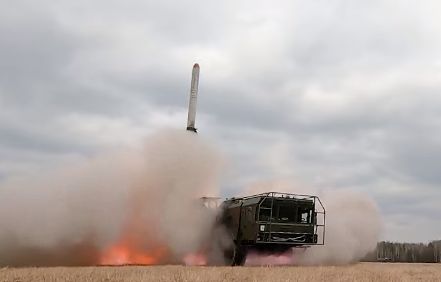 Минобороны опубликовало кадры работы расчетов ОТРК «Искандер» и уничтожения БпЛА «UJ-22 Airborne» расчетом РКП «Панцирь»