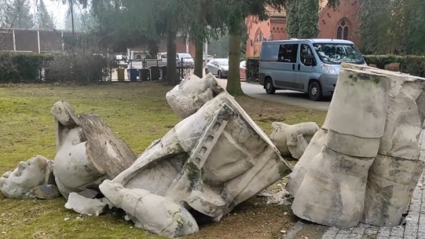 В Польше неизвестные ночью снесли памятник советским солдатам, ещё на одном вандалы нарисовали свастику