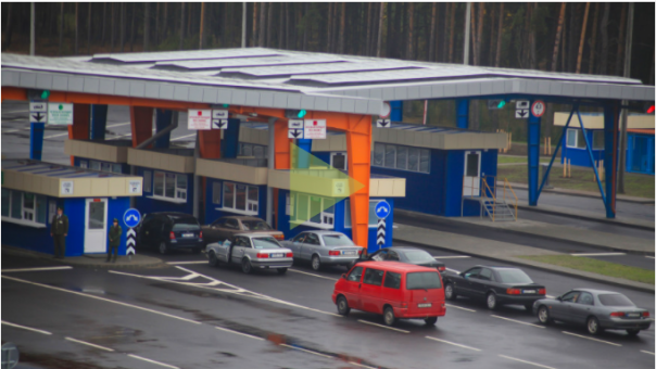 Литовцы встали в очередь в Беларусь за едой и бензином