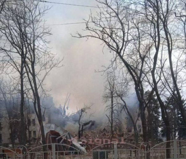 "NАвоз" с целью провокации взорвал свой штаб в Мариуполе, находившийся в здании Драмтеатра. Возможны жертвы среди гражданских