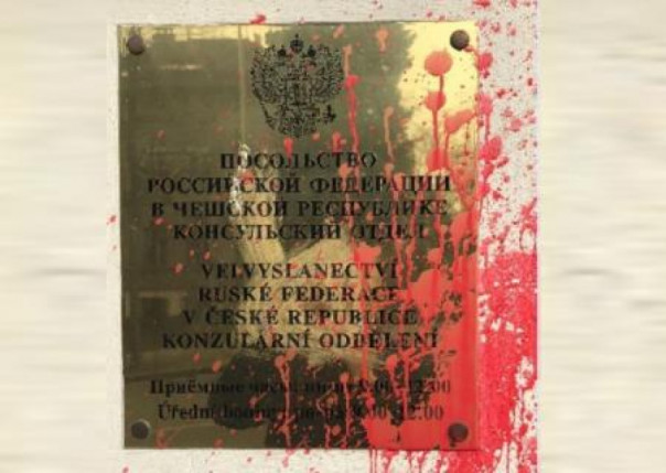 Российское консульство в Праге облили красной краской