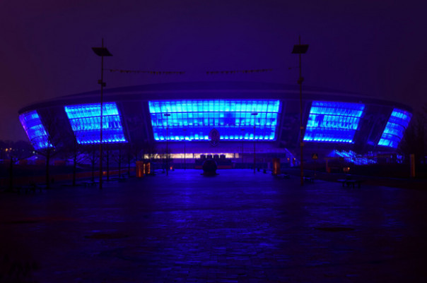 Укрофашисты обстреляли центр Донецка, снаряды разорвались возле школы и «Донбасс Арены», В ЛНР повреждены Первомайский колледж, здание МЧС и жилые дома