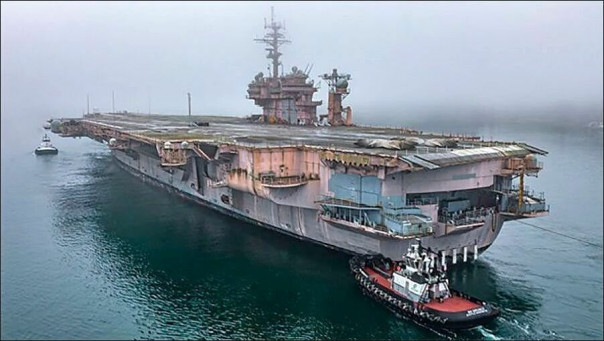 Авианосец "Китти Хок" всё-таки купили за 1 цент и отправили на металлолом