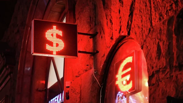 Доллар завершил торги ниже 90 рублей, евро опустился до 96,6 рубля